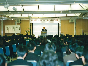 創立30周年記念で挨拶をする田村社長