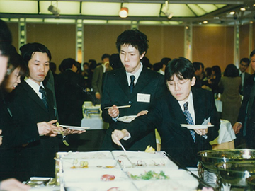 創立30周年記念の懇親会の様子