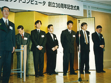 創立30周年記念で行われた論文発表会での表彰風景